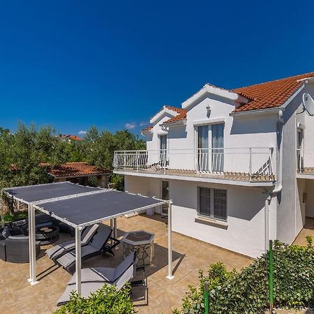 Holiday Home Olive Garden Brzac Bagian luar foto