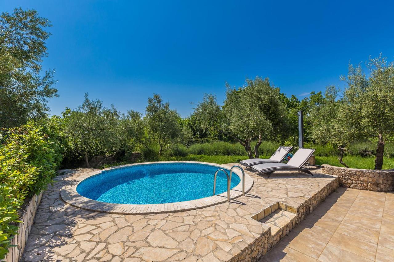 Holiday Home Olive Garden Brzac Bagian luar foto