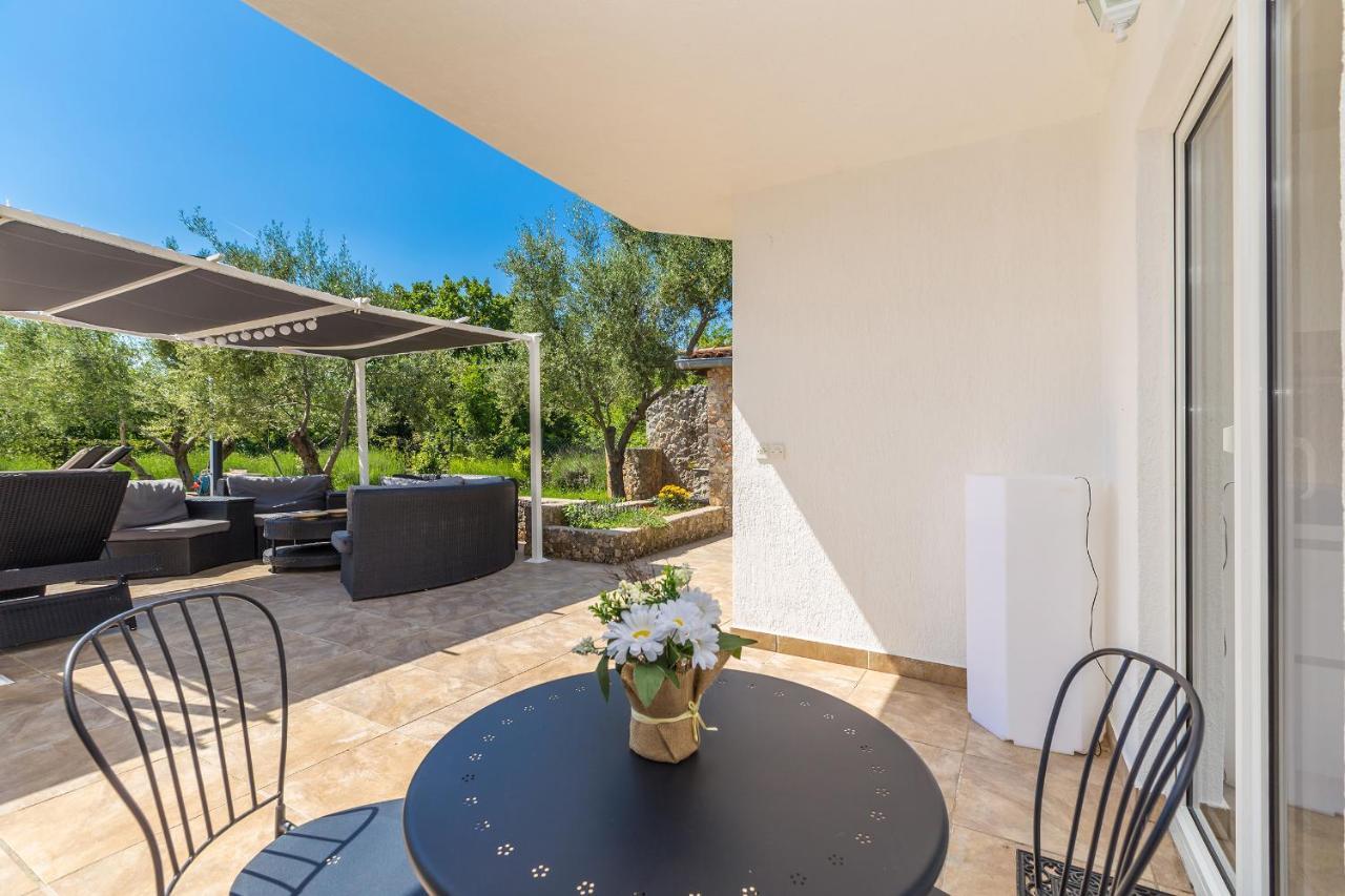 Holiday Home Olive Garden Brzac Bagian luar foto