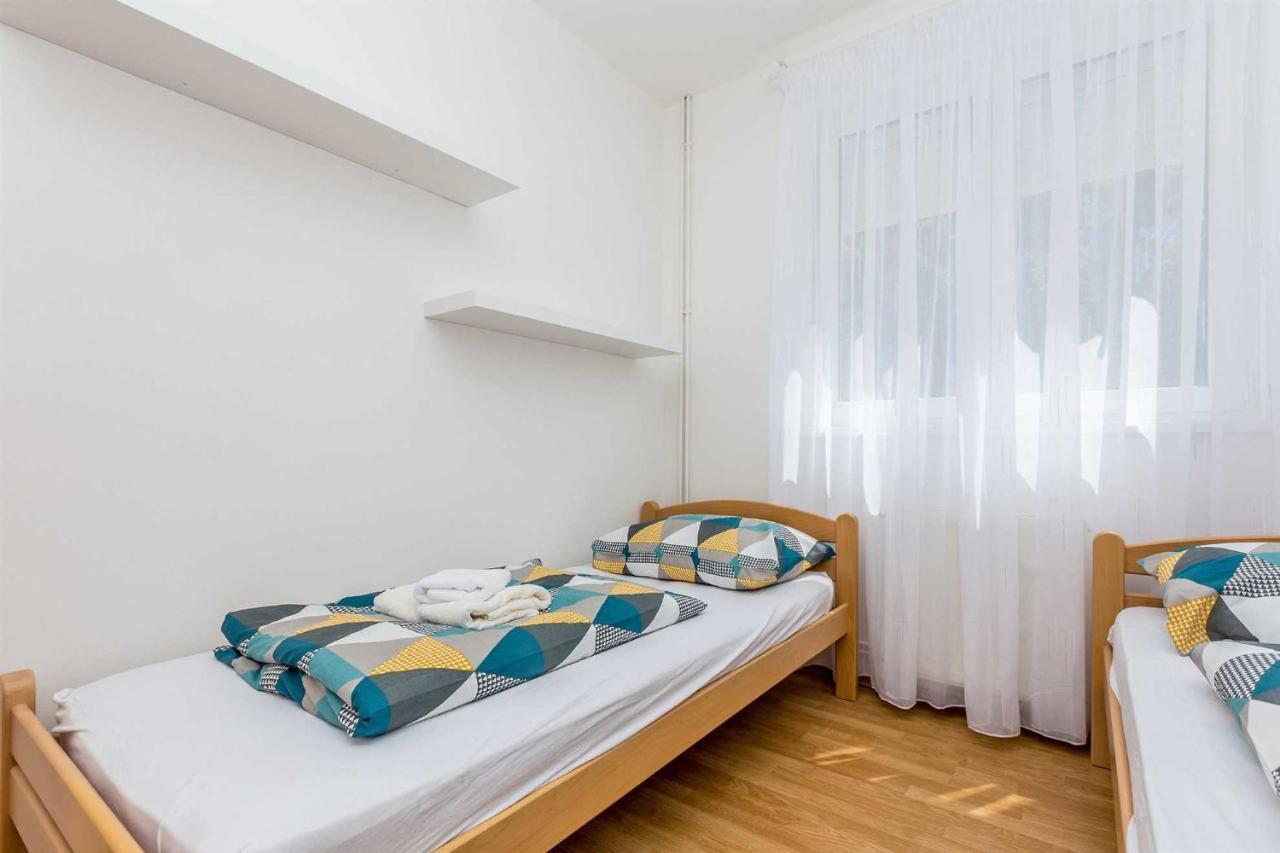 Holiday Home Olive Garden Brzac Bagian luar foto
