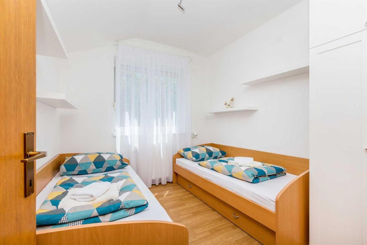 Holiday Home Olive Garden Brzac Bagian luar foto