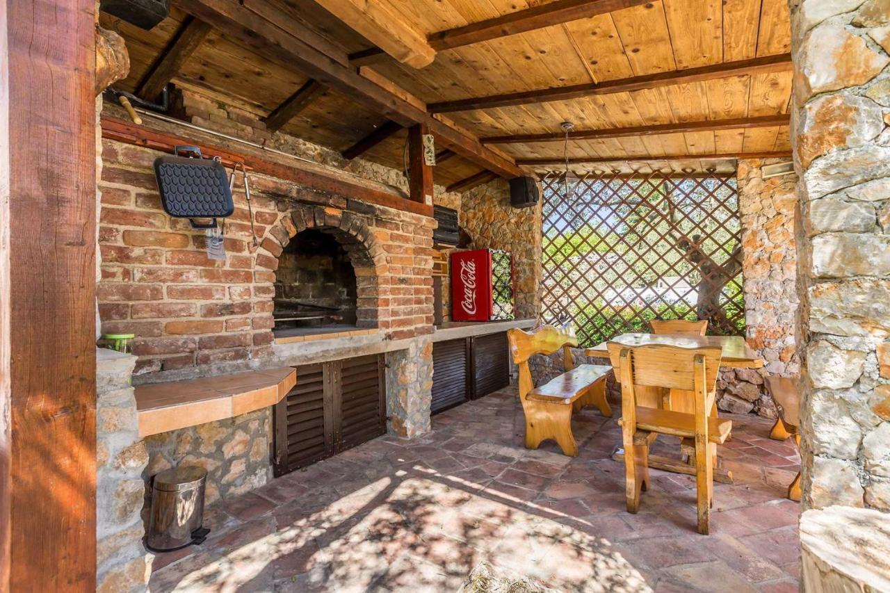 Holiday Home Olive Garden Brzac Bagian luar foto