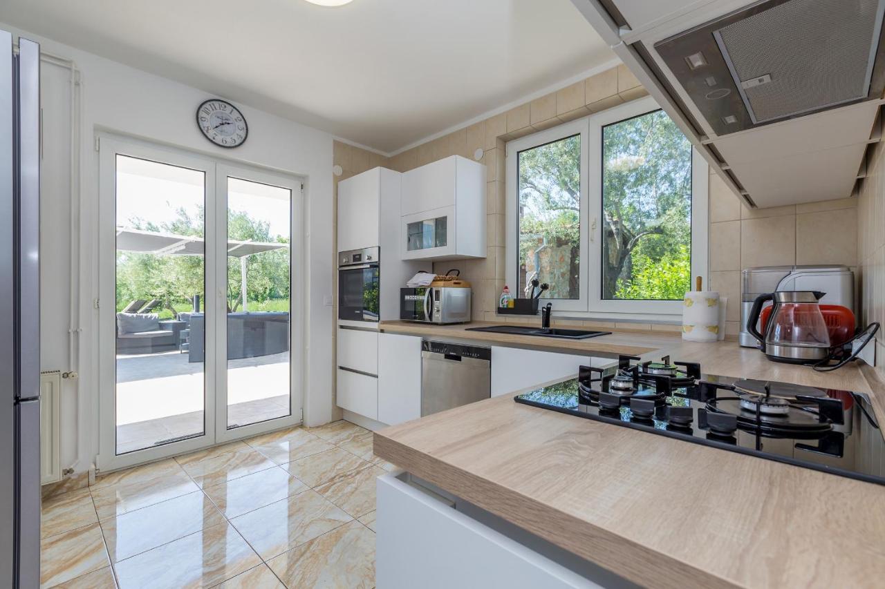 Holiday Home Olive Garden Brzac Bagian luar foto
