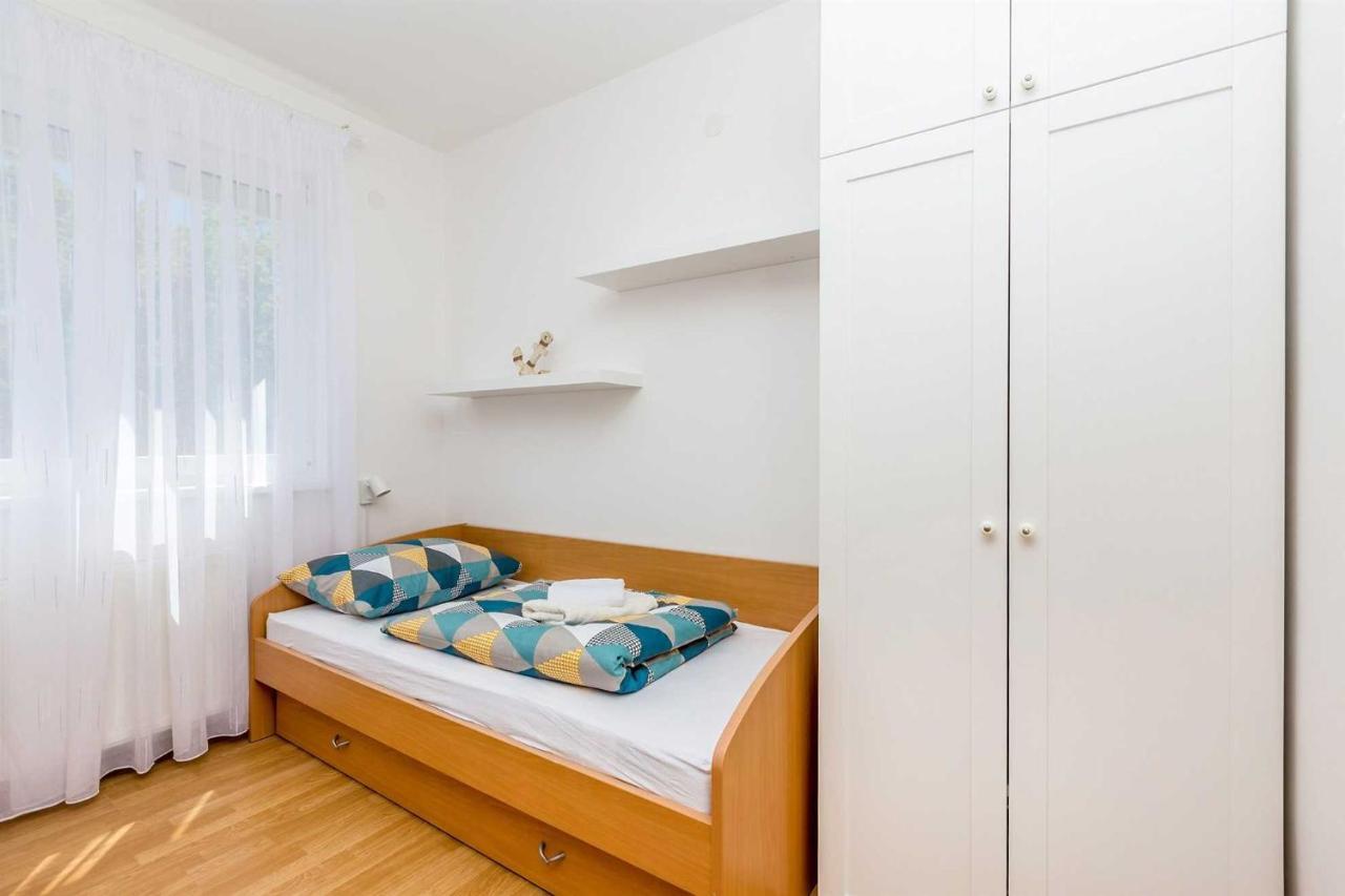 Holiday Home Olive Garden Brzac Bagian luar foto